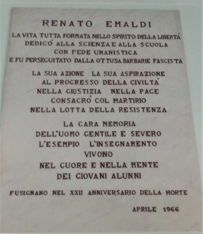 Lapide dedicata a Renato Emaldi, commemorativa della sua vita e del suo impegno per la giustizia e la resistenza.