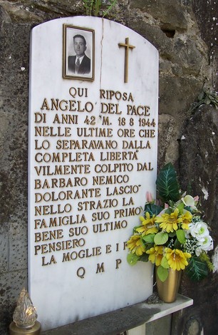 Sepolcro di Del Pace: memoriale dedicato ad Angelo Del Pace, ricordato con rispettosa commemorazione.