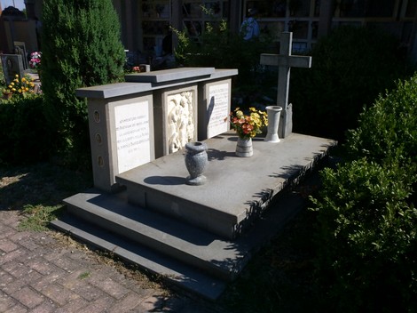 Sacrario dedicato ai partigiani, con monumento e decorazioni floreali in memoria dei caduti.