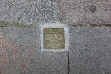 Pietra d'inciampo a Barbon, commemorazione di una vittima della persecuzione durante la storia.