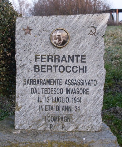 Cippo commemorativo dedicato a Ferrante Bertocchi, assassinato dai nazisti il 13 luglio 1944.
