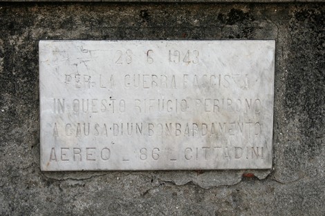Lapide commemorativa che ricorda le vittime di un bombardamento aereo nel 1943.