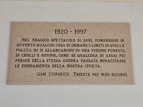 Lapide commemorativa in memoria del rogo del Narodni Dom, con un'iscrizione storica sulla tragedia.