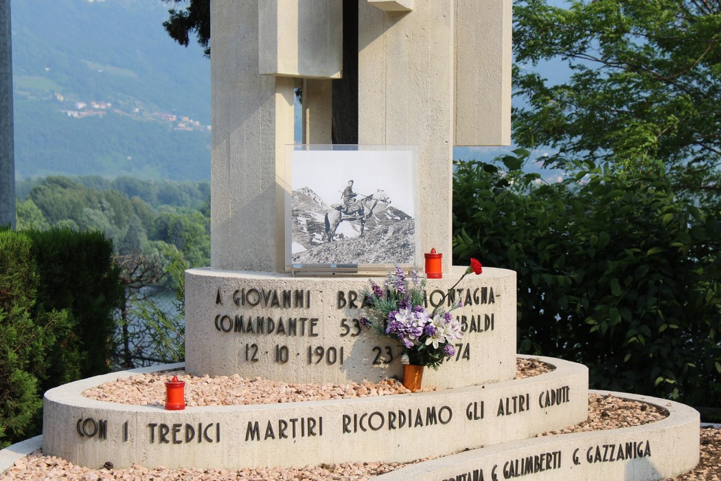 Sacrario dedicato alla 53a Brigata Garibaldi, con commemorazione dei martiri e ambiente naturale circostante.