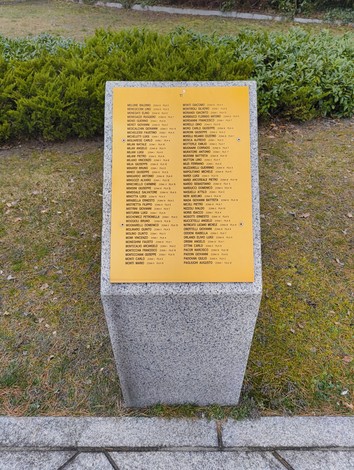 Cimitero militare italiano di Zehlendorf con lapide commemorativa e verde circostante.