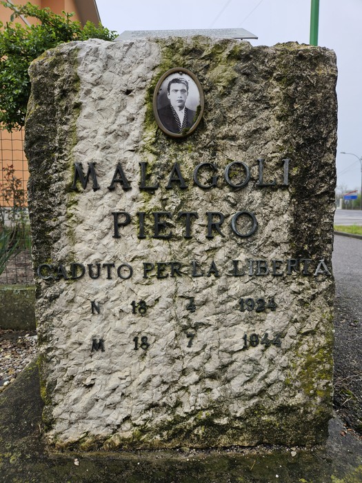 Cippo commemorativo dedicato a Malagoli Pietro, caduto per la libertà, con fotografia e dettagli incisivi.