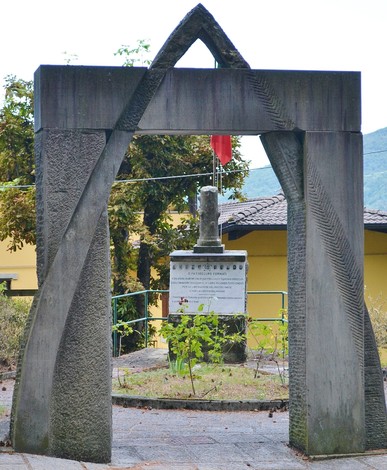 Monumento ai caduti per la libertà di Fanano, commemorazione degli eroi locali in un contesto naturale.