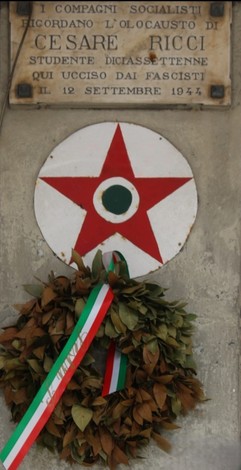 Lapide commemorativa dedicata a Cesare Ricci, con stella rossa e corona di alloro, in ricordo della sua tragica fine.