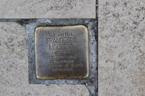 Pietra d’inciampo in memoria di Francesco Moisello, installata su un pavimento, commemorando la sua deportazione.