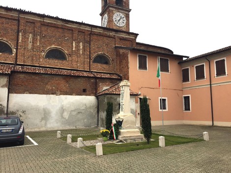 Monumento ai caduti di Valeggio, commemorativo in una piazza tra edifici storici e simboli nazionali.