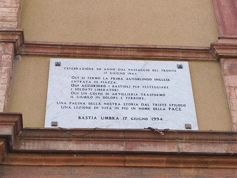 Lapide commemorativa del passaggio del fronte, con riferimento alla Seconda Guerra Mondiale e alla memoria storica.