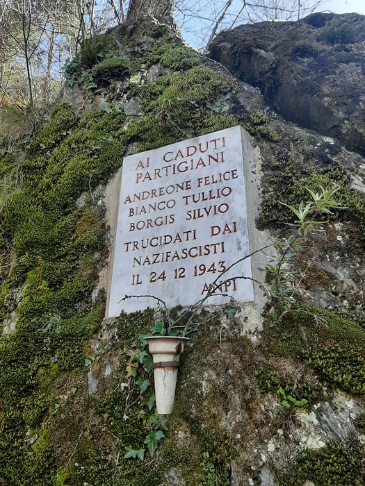 Lapide commemorativa per i partigiani Andreone, Bianco e Borgis, uccisi dai nazifascisti nel 1943.