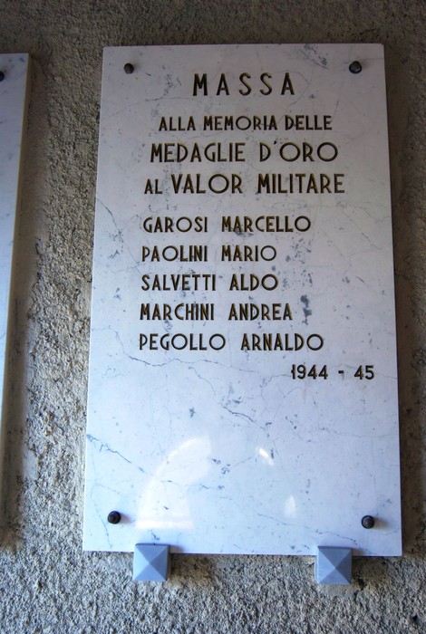 Sacrario di Tecchia: memoriale ai caduti della Linea Gotica con i nomi dei valorosi soldati.
