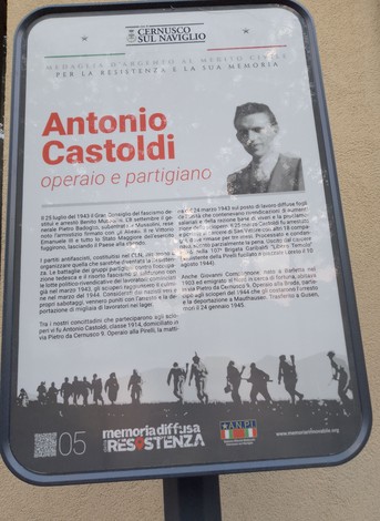 Targa commemorativa dedicata a Antonio Castoldi, operaio e partigiano, in memoria della Resistenza.