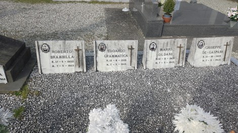Targa commemorativa con i nomi dei martiri del 7 maggio 1945, collocata in un cimitero.
