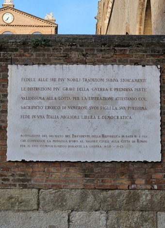 Lapide commemorativa in granito dedicata alla Medaglia d'Oro al Valor Civile, con iscrizioni storiche.