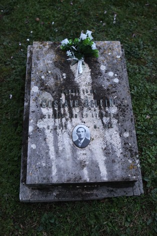 Sacrario dedicato ai partigiani pratesi, con una lapide commemorativa e un omaggio floreale.