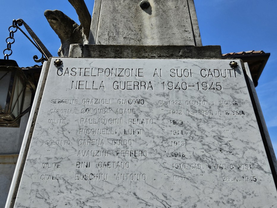 Monumento ai Caduti di Castelponzone, dedicato ai soldati della Seconda Guerra Mondiale, con iscrizioni commemorative.