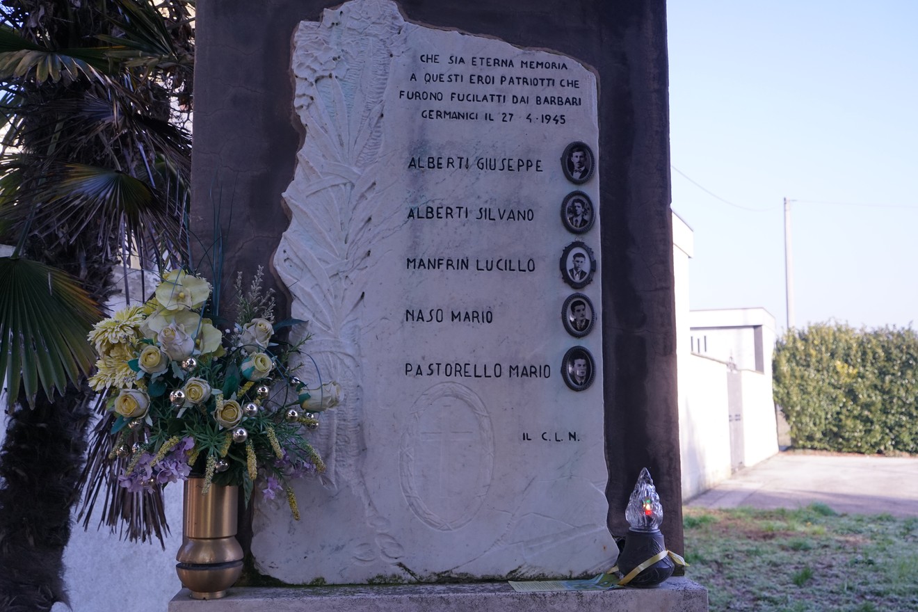 Lapide commemorativa dedicata a Giuseppe, Silvano, Lucillo, Mario Naso e Mario Pastorello.
