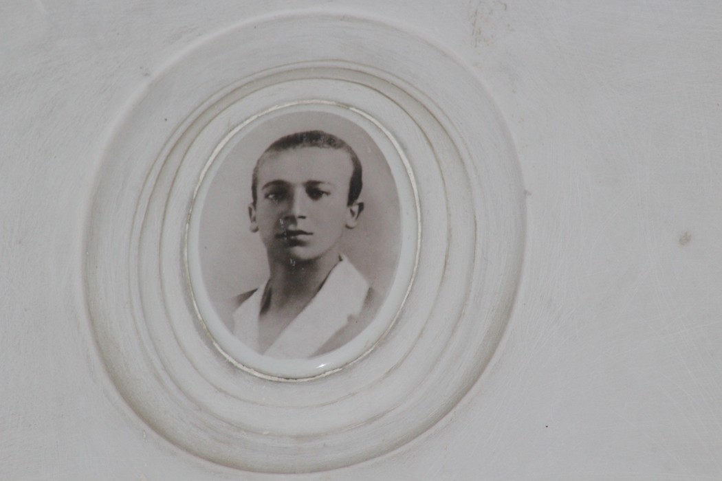 Ritratto in bianco e nero di un giovane, incastonato in una cornice ovale, al Sacrario dei partigiani di Torbella.