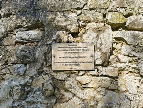 Rovine della chiesa di Casaglia, testimoni di un passato ricco di storia e cultura.