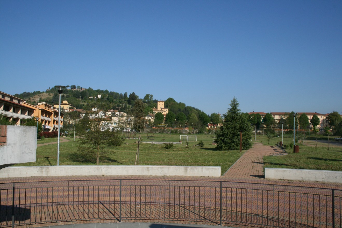 Lapide commemorativa nei giardini della Brigata "Fanfulla" in un'area verde panoramica.