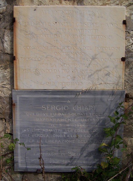 Tabernacolo di Cucina: monumento commemorativo in un contesto storico, con iscrizioni e dettagli architettonici.