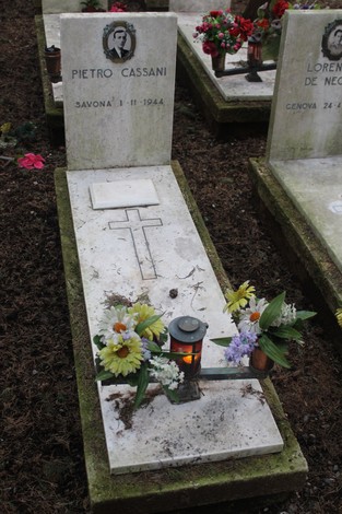 Tombe dei caduti per la Libertà, con fiori e lumino, commemorano la memoria di Pietro Cassani.