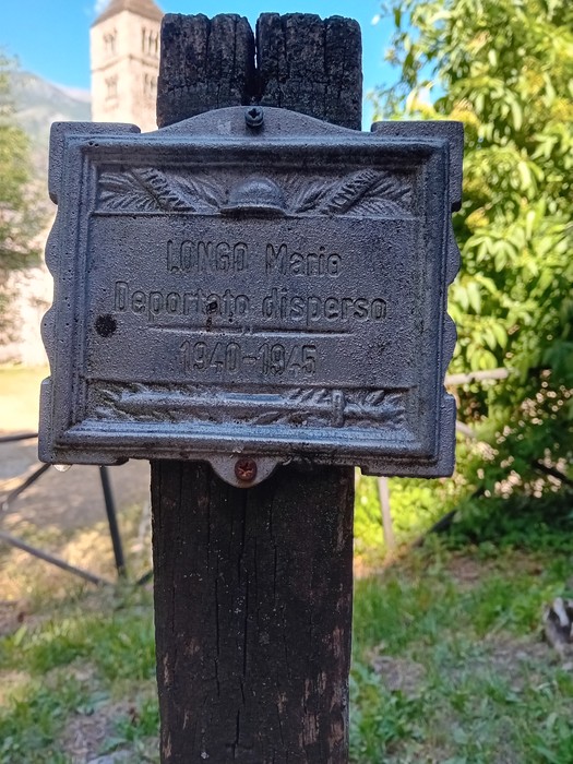 Targa commemorativa con il nome di Mario Longa, deportato e disperso tra il 1940 e il 1945 nel Parco della Rimembranza.