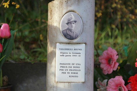 Cippo commemorativo dedicato a Bruno Valgimigli, con immagine e testo in ricordo della sua scomparsa nella guerra.