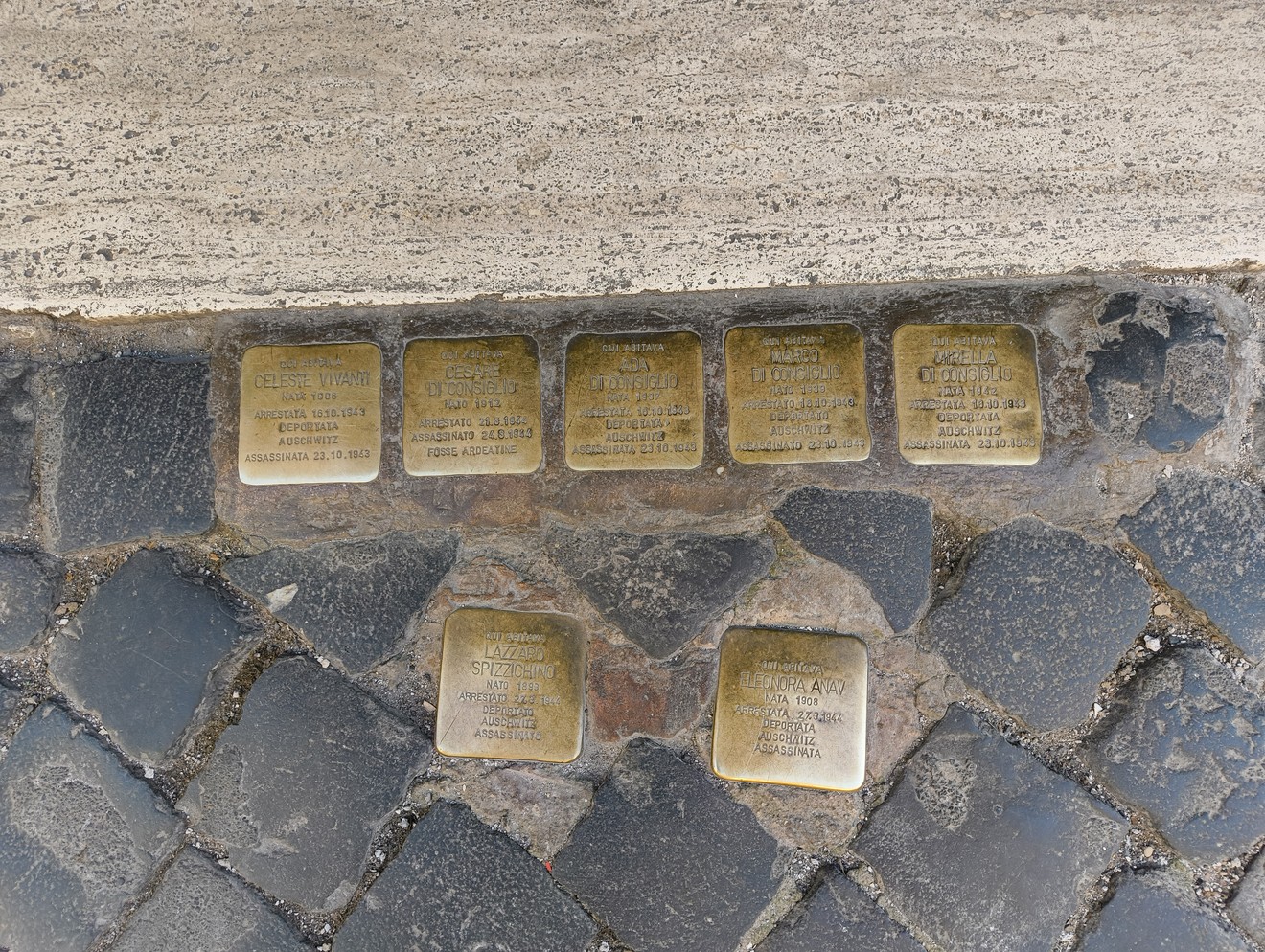 Pietre d'inciampo in memoria delle famiglie Di Consiglio-Vivanti e Spizzichino-Anav.