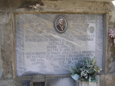 Sepolcro dedicato a Pini, con incisioni e un ritratto, testimonianza di affetti familiari e commemorazione.