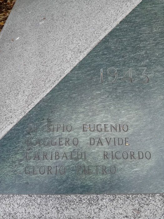 Monumento alla Resistenza, commemorazione dei valori di libertà e coraggio. Dettagli in bronzo e pietra.