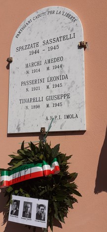 Lapide commemorativa ai caduti partigiani di Spazzate Sassatelli, con nomi e date dei combattenti.