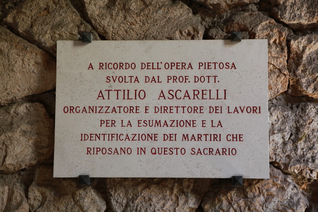 Sedile commemorativo dedicato a Attilio Ascarelli, organizzatore dell'esumazione dei martiri alle Fosse Ardeatine.