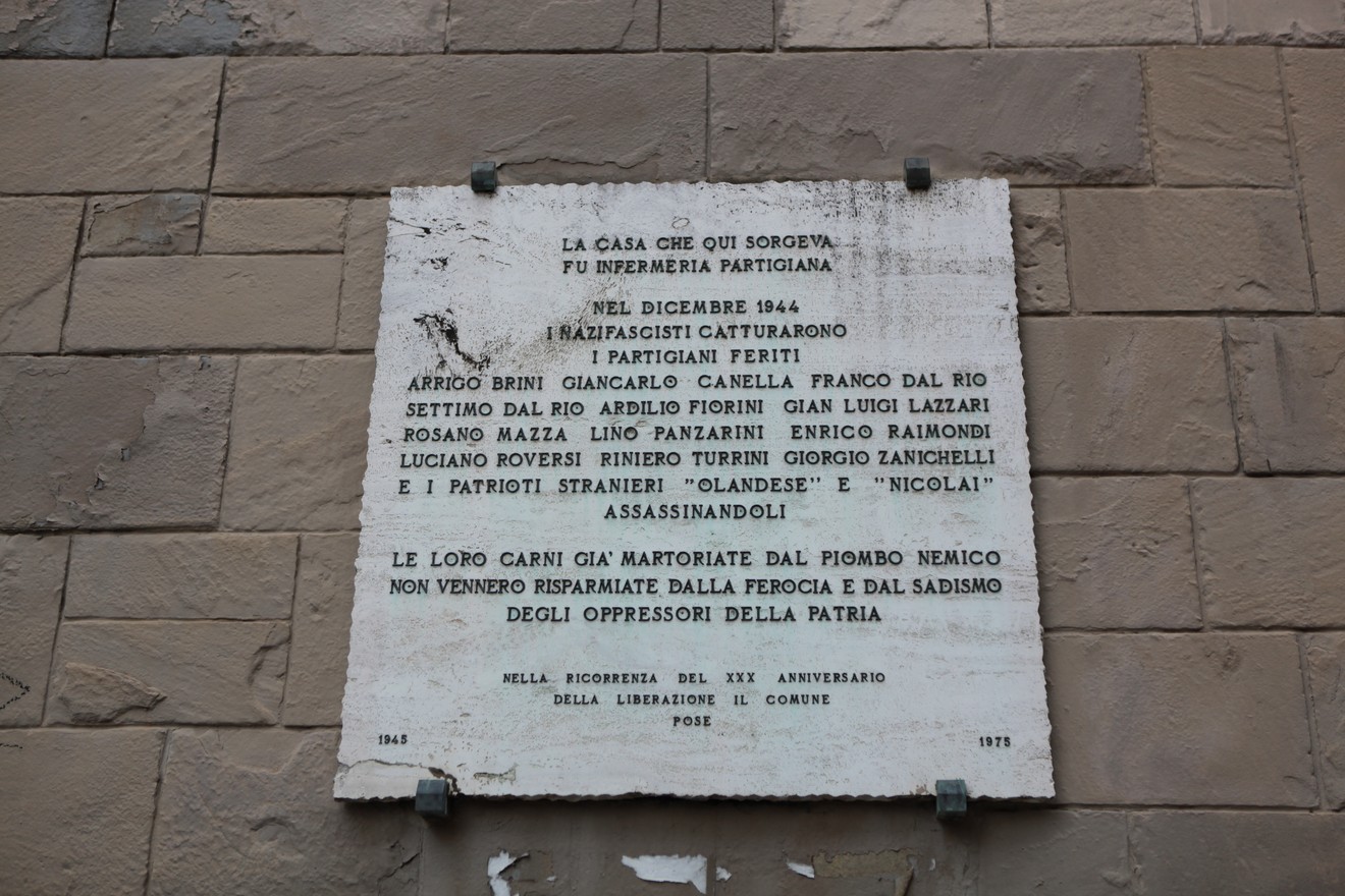 Lapide commemorativa per l'infermeria partigiana, dedicata ai combattenti e ai caduti durante la Resistenza.