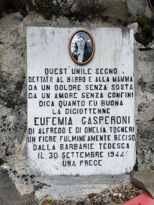 Lapide in memoria di Euphemia Gasperoni, vittima del conflitto, con dedica commovente e foto.