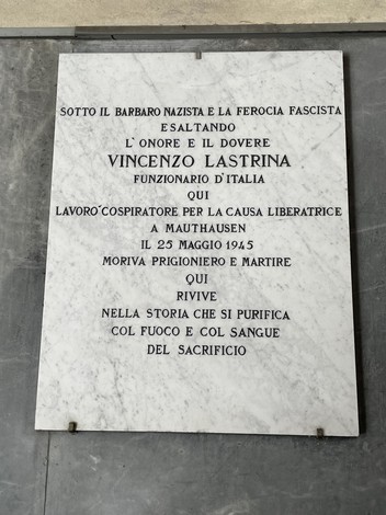 Lapide commemorativa dedicata a Vincenzo Lastrina, martire della resistenza contro il nazismo e il fascismo.