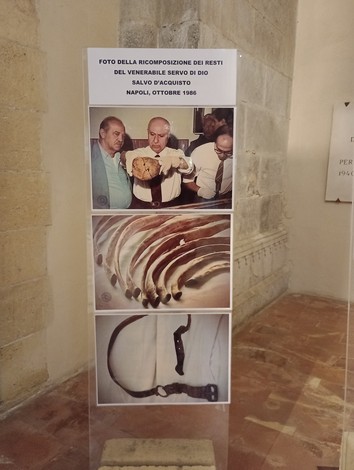 Il sepolcro di D'Acquisto, con immagini storiche e oggetti commemorativi legati alla figura del venerabile Salvo D'Acquisto.