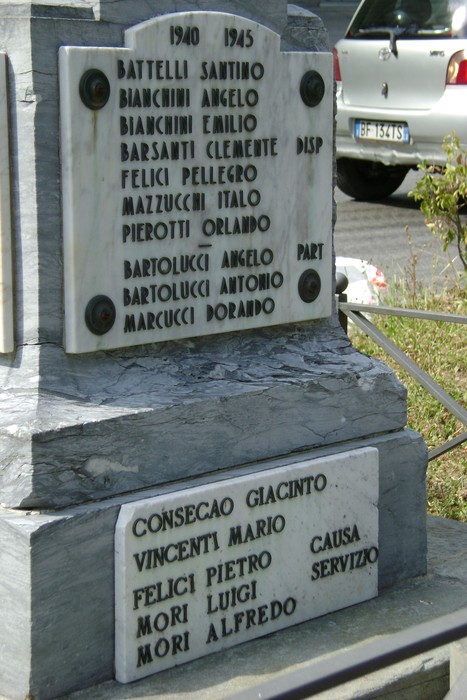 Monumento ai caduti di Cardoso, commemorazione dei soldati dispersi e deceduti tra il 1940 e il 1945.