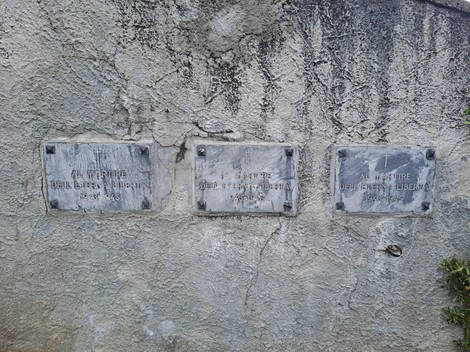 Lapidi commemorative a Rech, Armas e Cherif, dedicate alla lotta per la libertà.