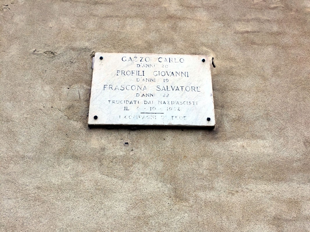 Lapide commemorativa con i nomi di Carlo Gazzo, Giovanni Profili e Salvatore Frascona, vittime dei nazifascisti.