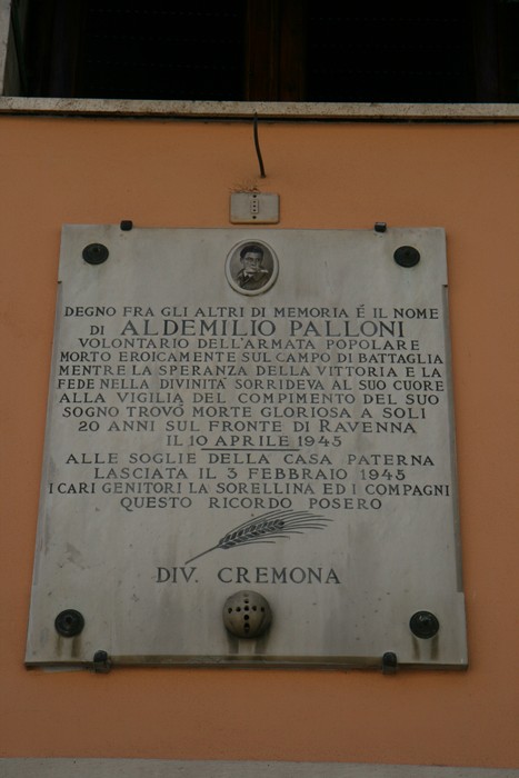 Lapide commemorativa dedicata ad Amedilio Palloni, eroe della Resistenza, situata a Cremona.