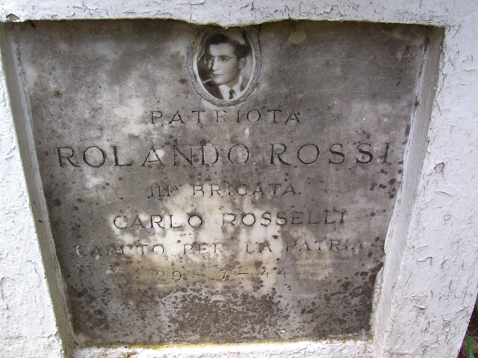 Cippo commemorativo dedicato a Rolando Rossi, patriota della Brigata Carlo Rosselli.