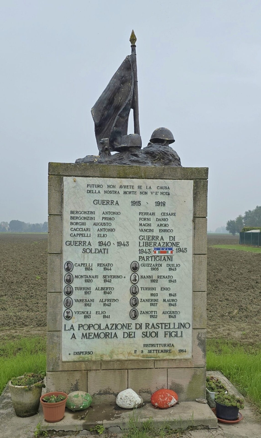 Monumento ai Caduti di Rastellino, dedicato ai soldati delle guerre mondiali e ai partigiani locali.