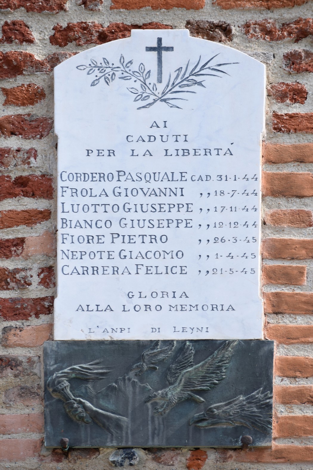 Lapide commemorativa dedicata ai caduti per la libertà, con nomi incisi in memoria.