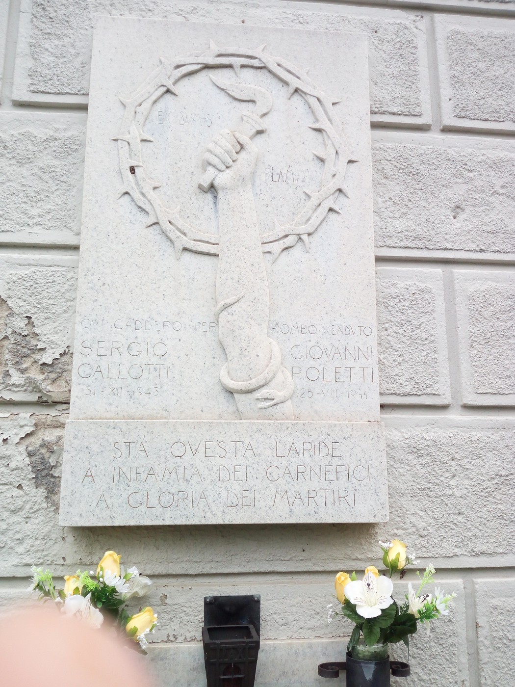 Lapide commemorativa dedicata a Sergio Gallotti e Giovanni Poletti, martiri della resistenza.