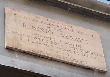 Lapide commemorativa dedicata a Roberto Veratti, attivista della resistenza e della libertà.