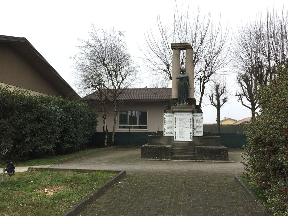 Monumento ai caduti di Linarolo, dedicato alla memoria di coloro che hanno sacrificato la propria vita.