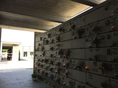 Sepolcro di Rijscka e Nijsterenzo, con cellette funerarie adornate da fiori e lumini in un'atmosfera di quiete.